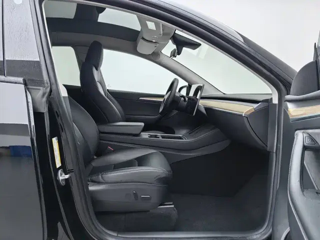 Tesla Model Y — Фото автомобиля 23