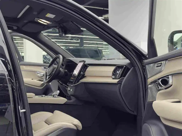 Volvo XC90 — Фото автомобиля 10