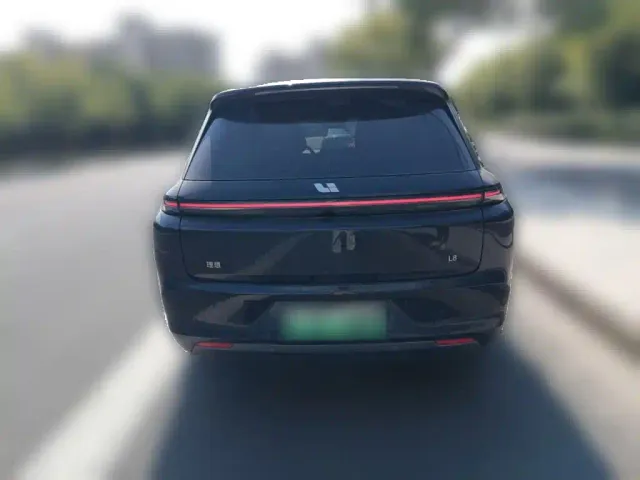 Li Auto L8 — Фото автомобиля 5
