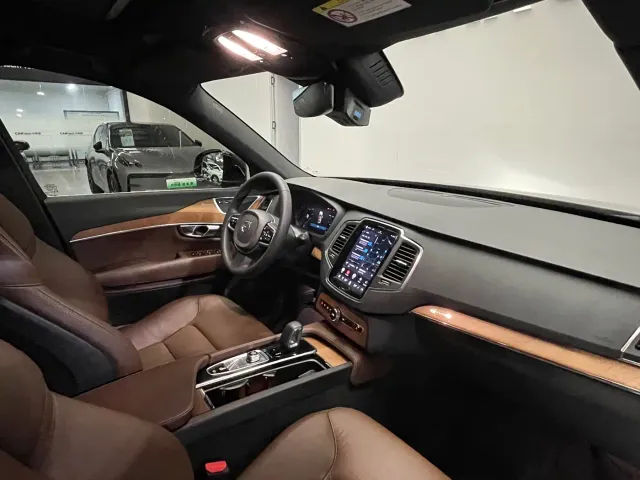 Volvo XC90 — Фото автомобиля 26
