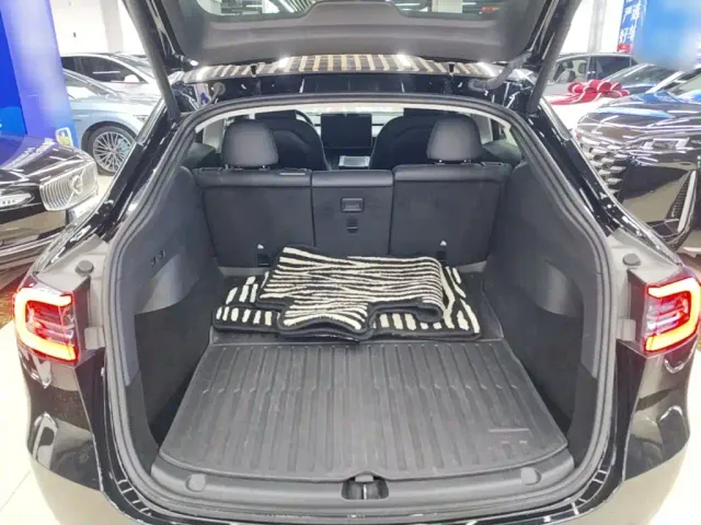 Tesla Model Y — Фото автомобиля 18