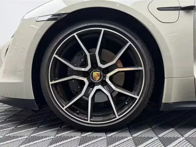 Porsche Taycan — Фото автомобиля 7