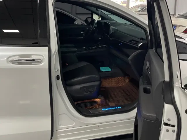 Toyota Sienna — Фото автомобиля 5