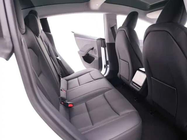 Tesla Model 3 — Фото автомобиля 16
