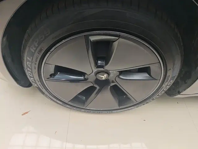 Tesla Model 3 — Фото автомобиля 22