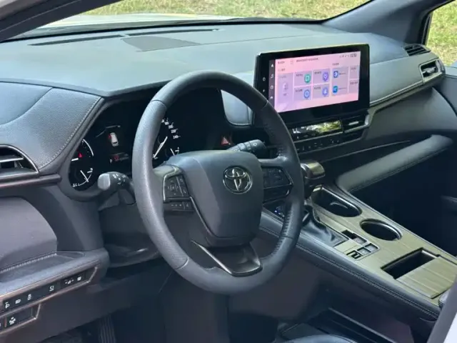 Toyota Sienna — Фото автомобиля 7