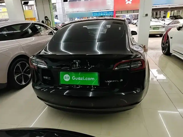 Tesla Model 3 — Фото автомобиля 5