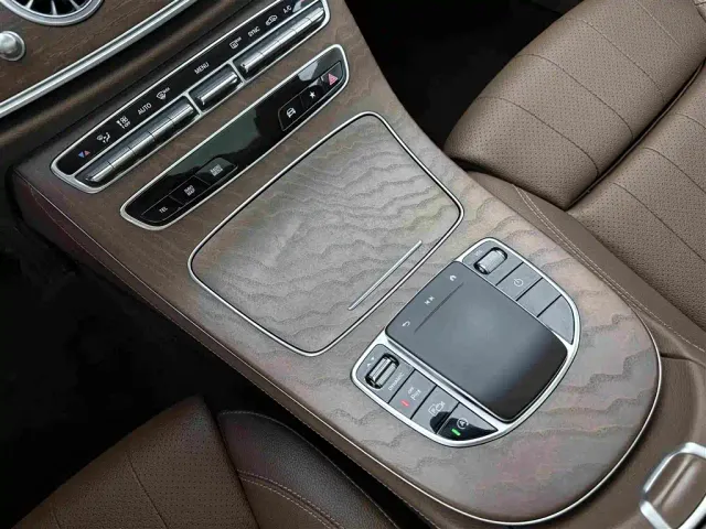 Mercedes-Benz E-Class — Фото автомобиля 14