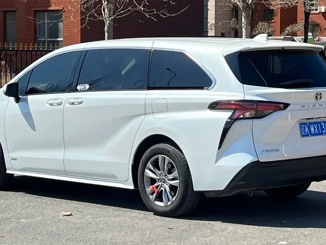 Toyota Sienna — Фото автомобиля 6