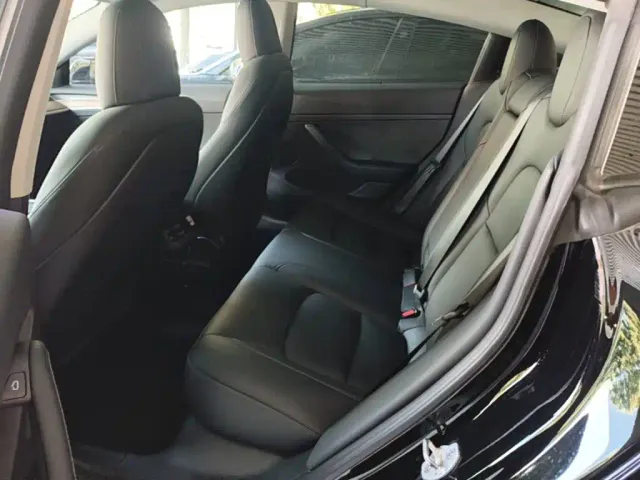 Tesla Model 3 — Фото автомобиля 16
