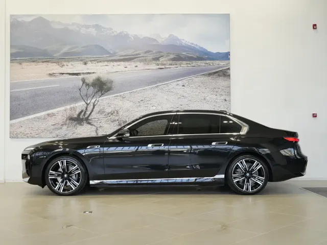 BMW i7 — Фото автомобиля 4