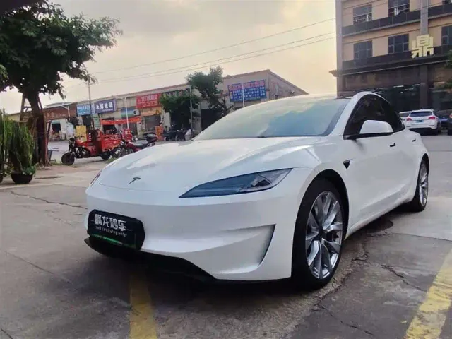 Фотография автомобиля — Tesla Model 3
