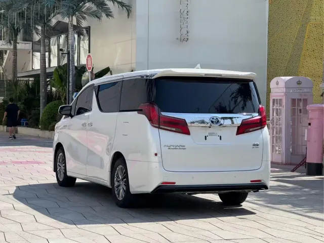 Toyota Alphard — Фото автомобиля 4