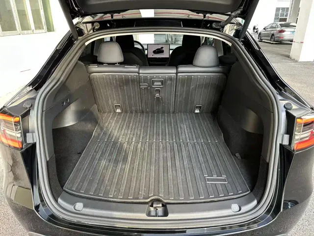 Tesla Model Y — Фото автомобиля 21