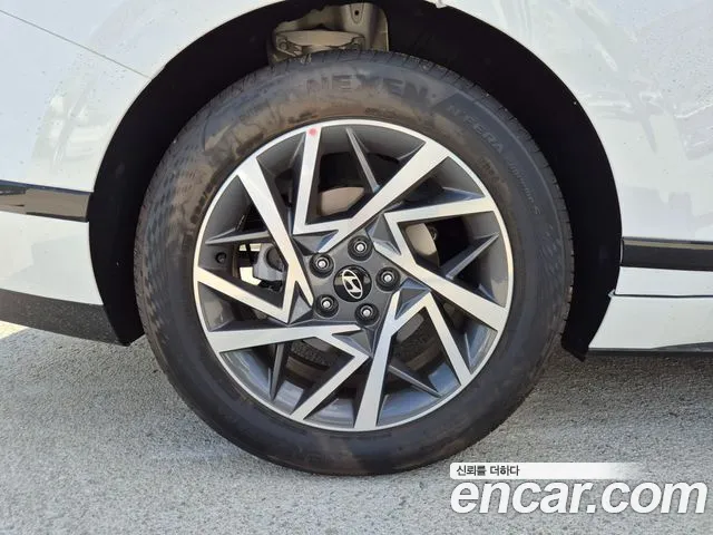 Hyundai Grandeur Grandeur (GN7) 2.5 Бензин 2WD — Фото автомобиля 19