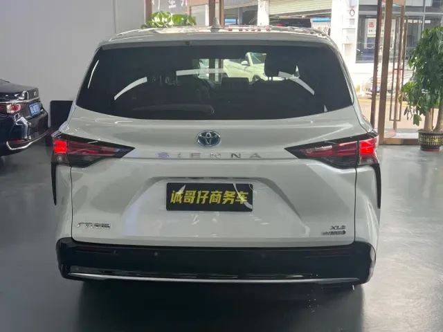 Toyota Sienna — Фото автомобиля 13