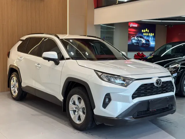 Toyota RAV4 — Фото автомобиля 3