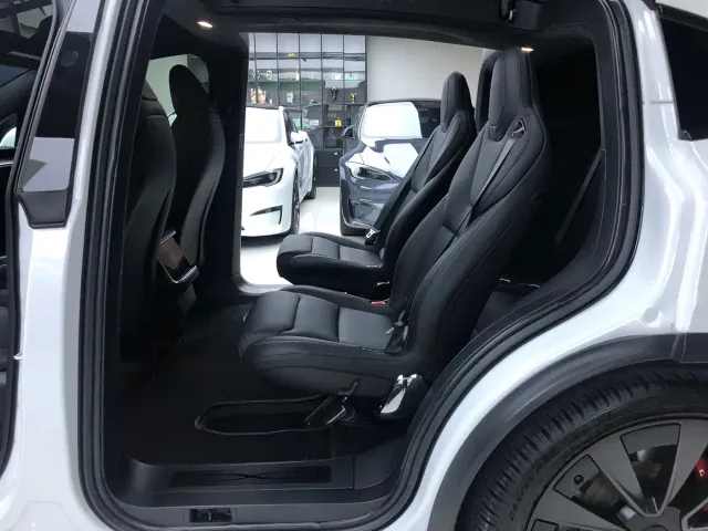 Tesla Model X — Фото автомобиля 9