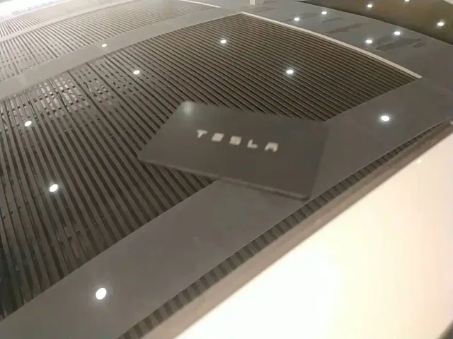 Tesla Model 3 — Фото автомобиля 8