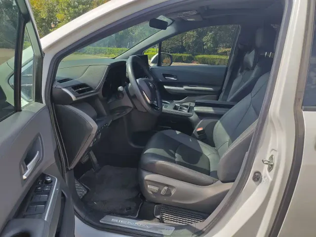 Toyota Sienna — Фото автомобиля 9