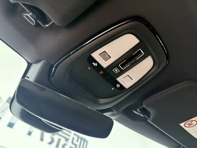 Volvo XC90 — Фото автомобиля 10