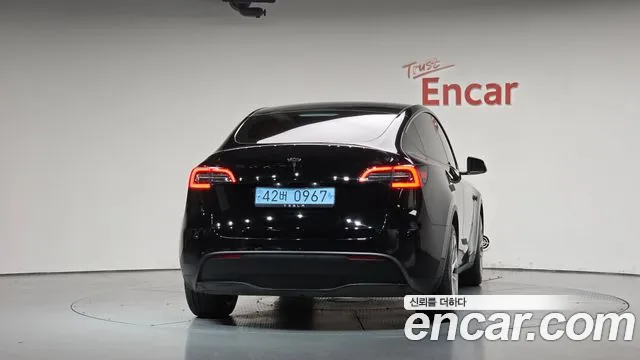 Tesla Model Y — Фото автомобиля 2