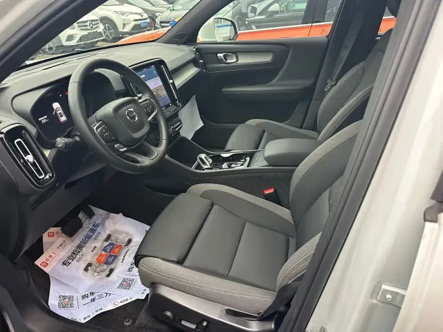 Volvo XC40 — Фото автомобиля 3