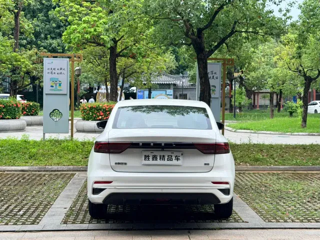 Geely Emgrand — Фото автомобиля 5