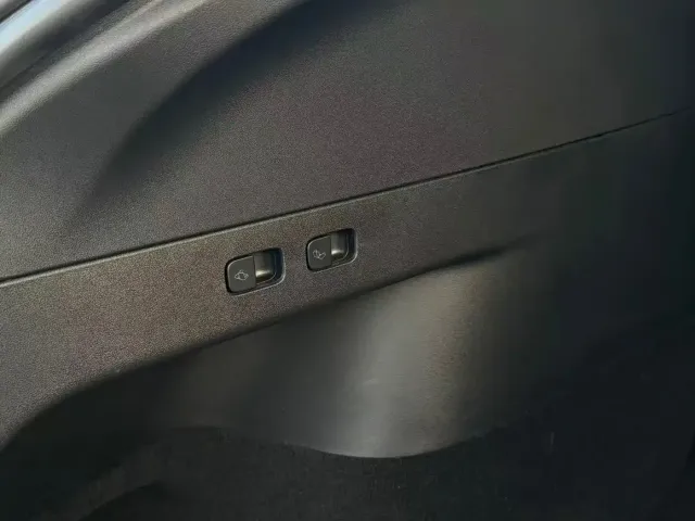 Tesla Model Y — Фото автомобиля 16