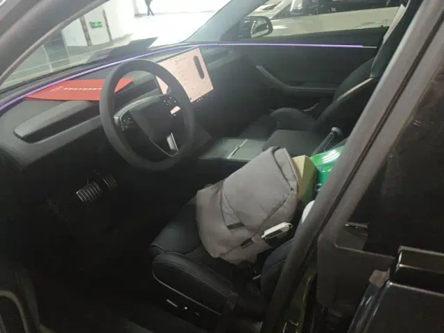 Tesla Model 3 — Фото автомобиля 14