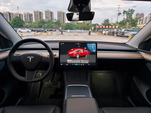 Tesla Model Y — Фото автомобиля 13