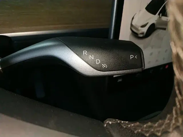 Tesla Model Y — Фото автомобиля 13