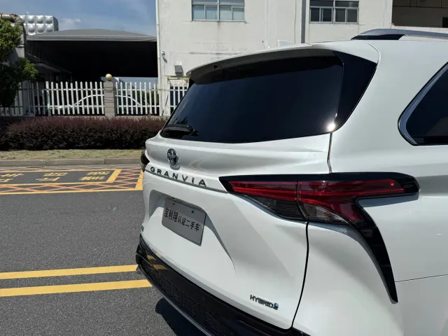 Toyota Granvia — Фото автомобиля 10