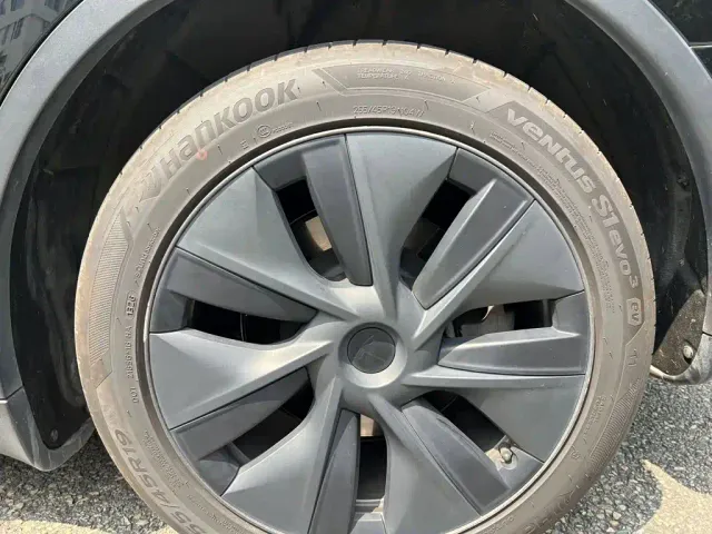 Tesla Model Y — Фото автомобиля 11