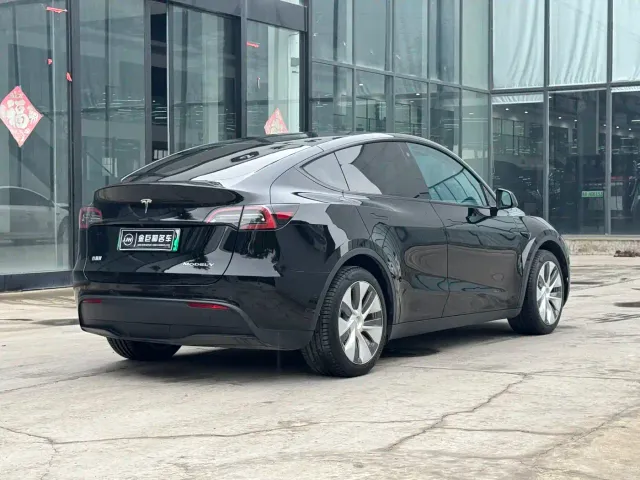 Tesla Model Y — Фото автомобиля 15