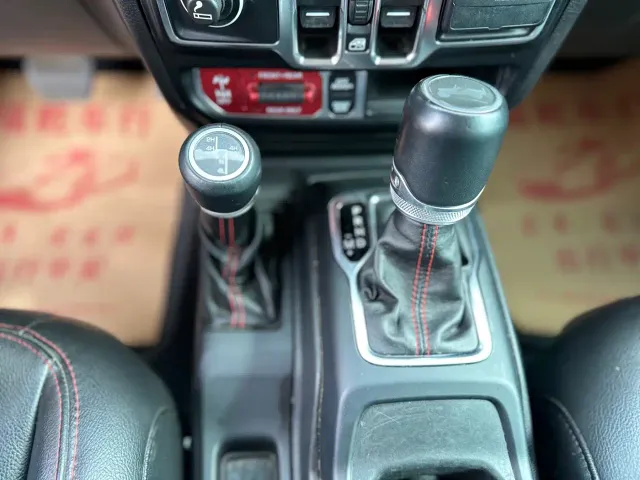 Jeep Wrangler — Фото автомобиля 16