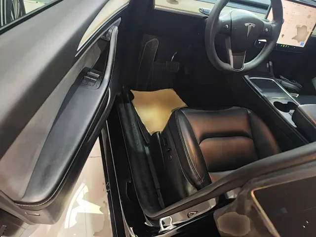 Tesla Model Y — Фото автомобиля 11