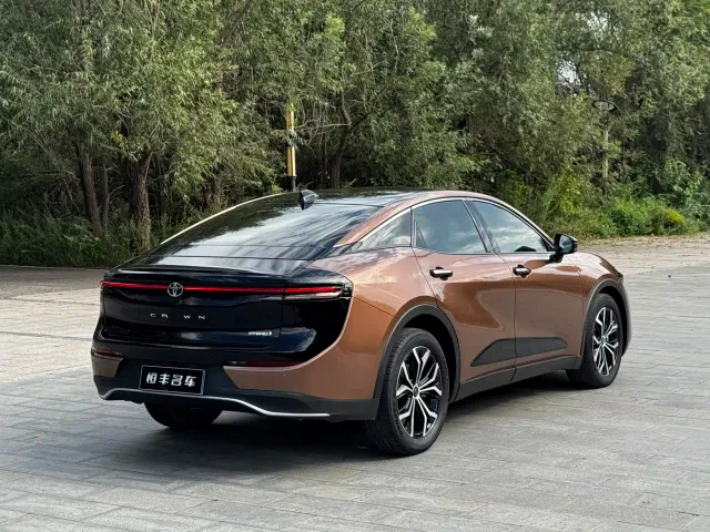 Toyota Crown SportCross — Фото автомобиля 5