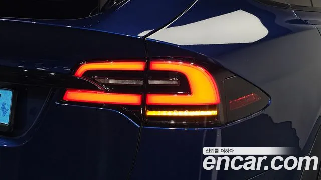 Tesla Model X — Фото автомобиля 22