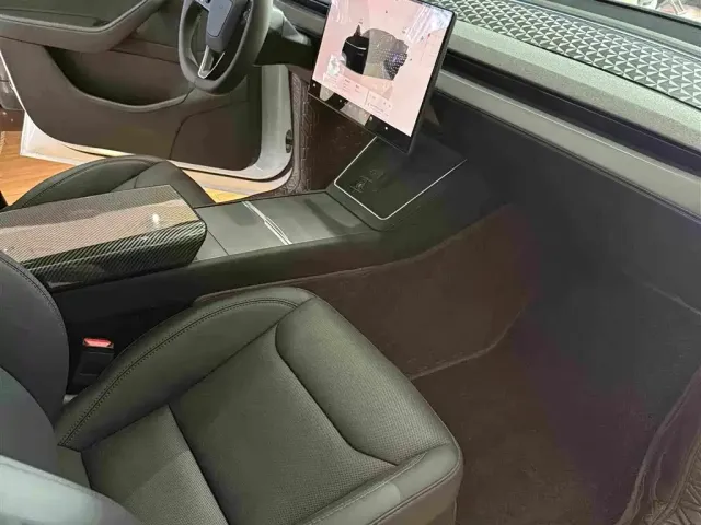 Tesla Model Y — Фото автомобиля 7