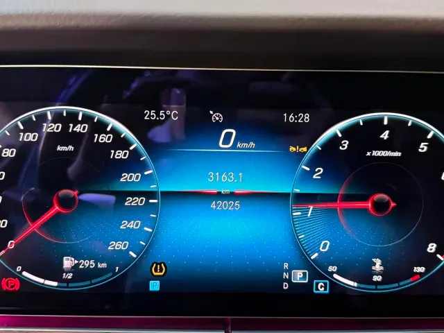 Mercedes-Benz E-Class — Фото автомобиля 12