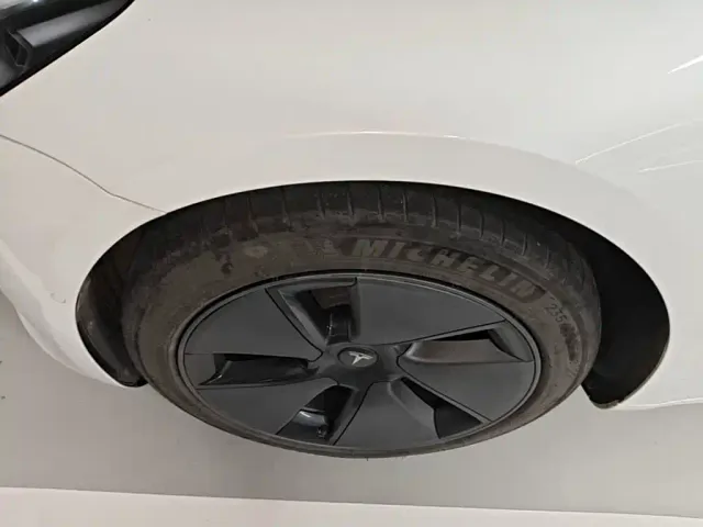Tesla Model 3 — Фото автомобиля 22
