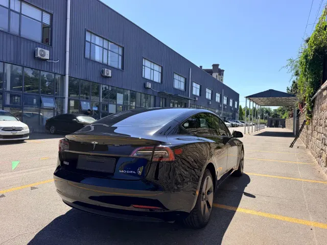 Tesla Model 3 — Фото автомобиля 9