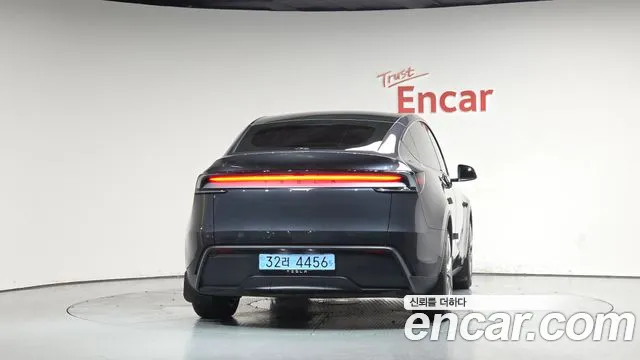 Tesla Model Y — Фото автомобиля 4