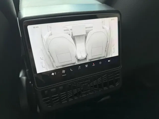 Tesla Model Y — Фото автомобиля 11