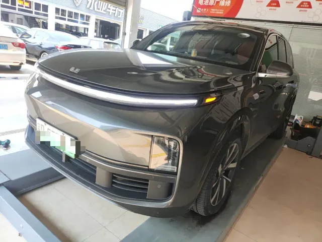 Li Auto L8 — Фото автомобиля 10