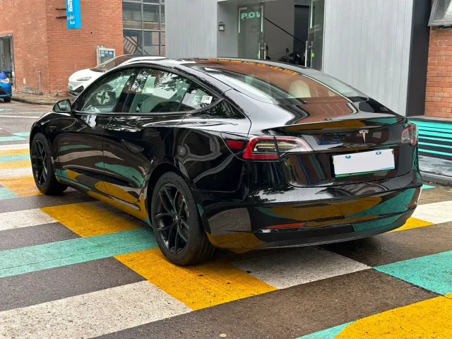 Tesla Model 3 — Фото автомобиля 4