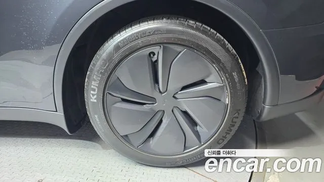 Tesla Model Y — Фото автомобиля 21