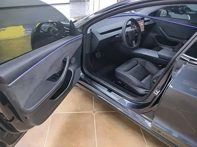 Tesla Model 3 — Фото автомобиля 15