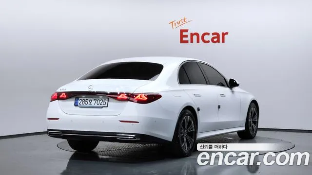 Mercedes-Benz E-Class — Фото автомобиля 2